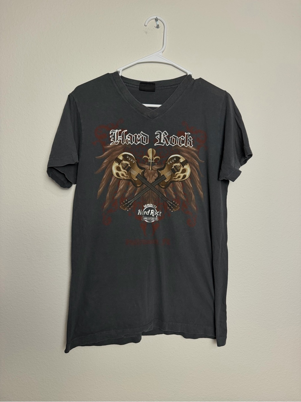 Hard Rock Cafe Charcoal Graphic V-Neck Tee with Winged Guitars medium